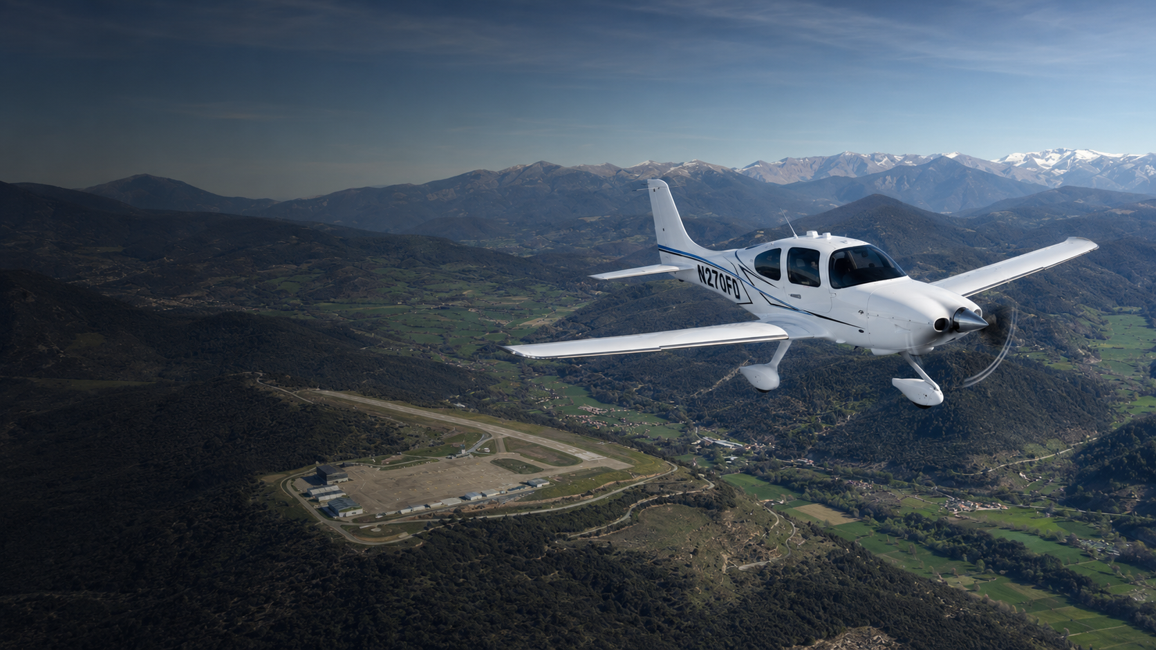 Cirrus SR22 sobrevolando los Pirineos cerca del aeropuerto Andorra–La Seu